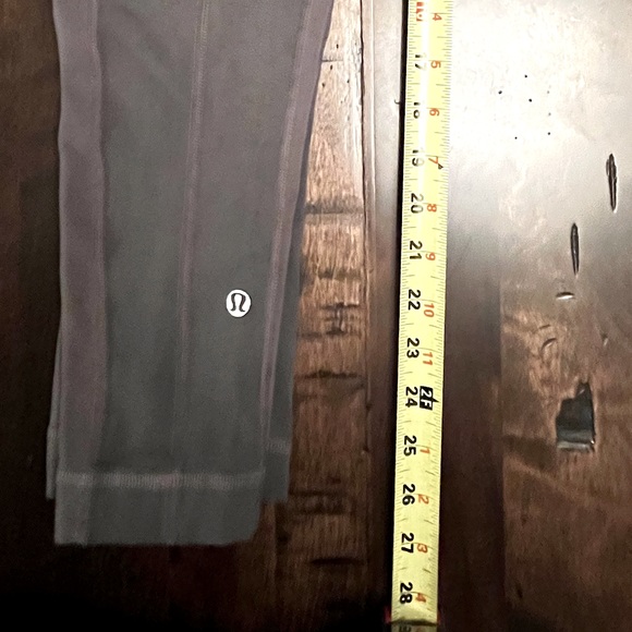 Lululemon women’s workout 3/4 pants - Picture 4 of 4
